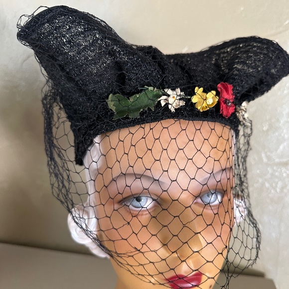 GLORIOUS 1930s\' BLACK FINE  STRAW TOQUE WITH FULL VEIL AND FABRIC FLOWERS main image 9